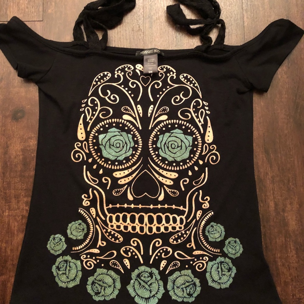 Cold-shoulder skull shirt with lace ties